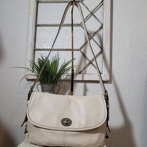 Coach 2 Way  Beige Buckel Turn Lock Leather Crossbody  Shoulder Purse Z23987